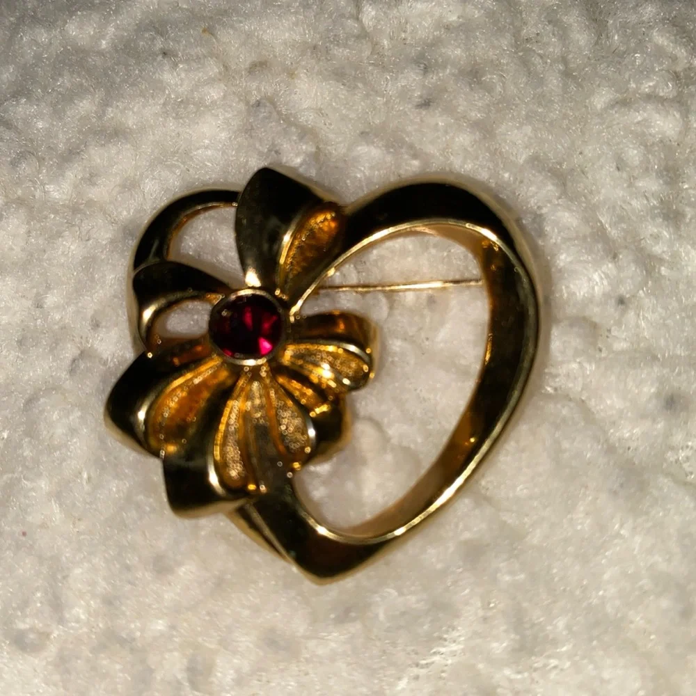 Elegant Gold Heart Brooch with Red Gem‎